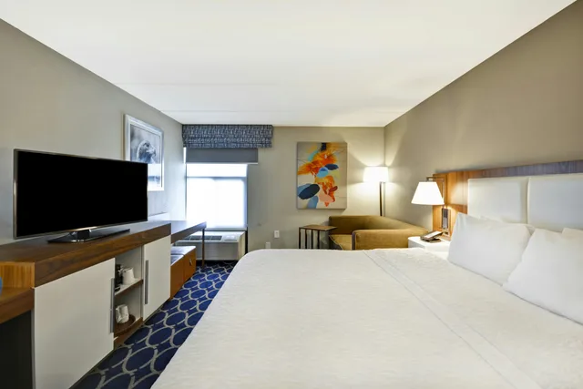 Room, King Bed, Sofa, Hampton Inn Auburn 1/3