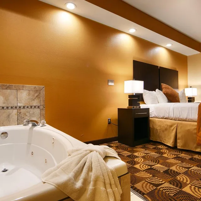 جناح بسرير كينج مع أريكة بجاكوزي، Best Western Plus Whitewater Inn 2/6