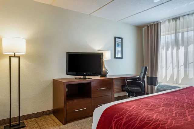 غرفة قياسية بسرير كينج مع أريكة، Comfort Inn Kissimmee Lake Buena Vista South 10/10