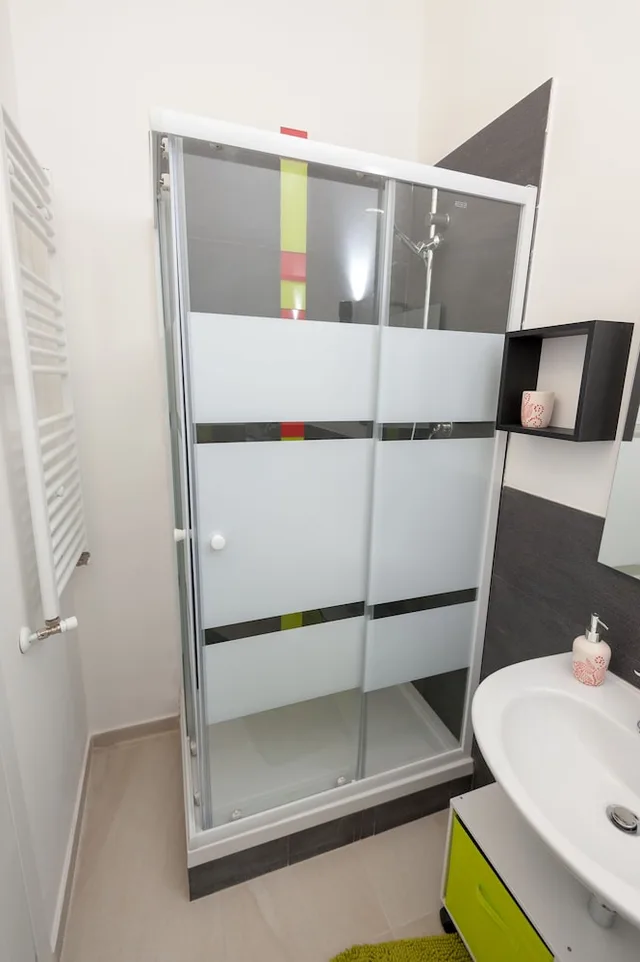 غرفة ثلاثية بسرير كوين مع أريكة، B&B Epipoli 3/3