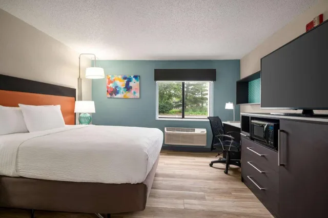 غرفة بسرير كوين مع أريكة، La Quinta Inn Columbus Dublin 1/1
