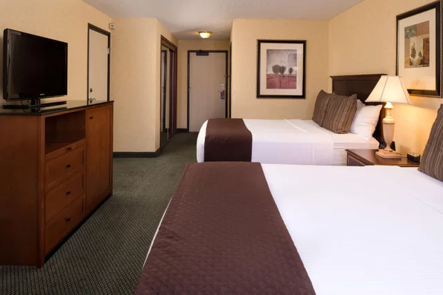 غرفة بريميوم بسرير مزدوج، Red Lion Hotel Yakima Center 1/1