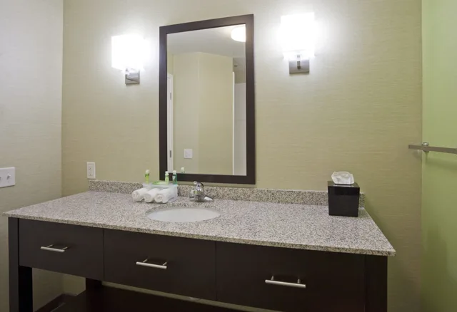 غرفة قياسية بسريرين كوين، Holiday Inn Express Hotel Suites Rogers 2/2