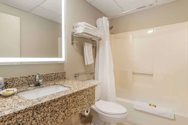 غرفة قياسية بسرير كوين لذوي الإعاقة، Best Western Plus Steeplegate Inn 6/7