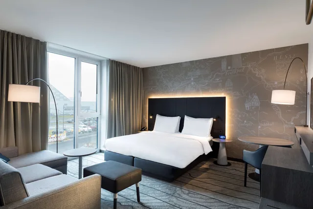 غرفة بسرير كينج مع أريكة، Hyatt Place Frankfurt Airport 1/6