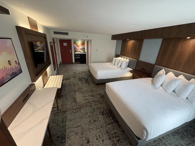 Room, 2 Queen Beds, Pool Side، Best Western Premier Lakeland North 2/4
