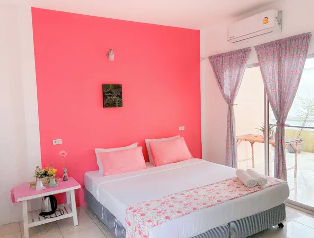 Standard, King Bed, Les Fleurs 2/5