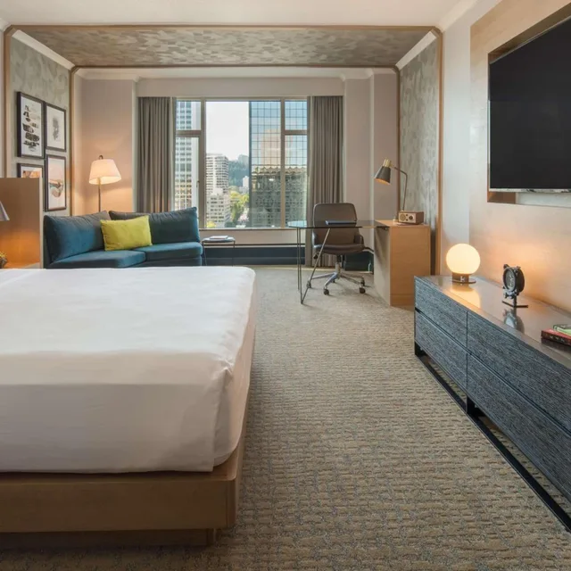 غرفة بسرير كينج بحوض استحمام لذوي الإعاقة، The Duniway Portland, a Hilton Hotel 4/6