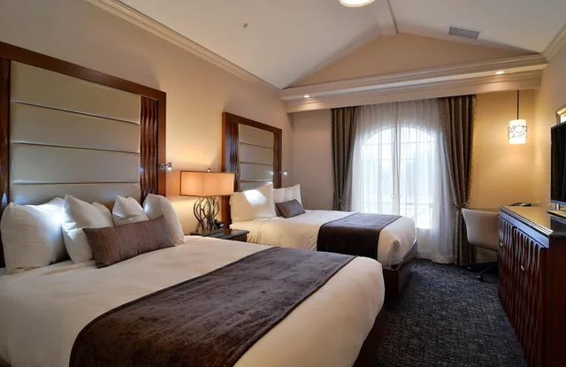 جناح بسرير كينج وسريرين كوين مع أريكة بمنطقة جلوس بمطبخ، Eden Resort And Suites, BW Premier Collection 2/8