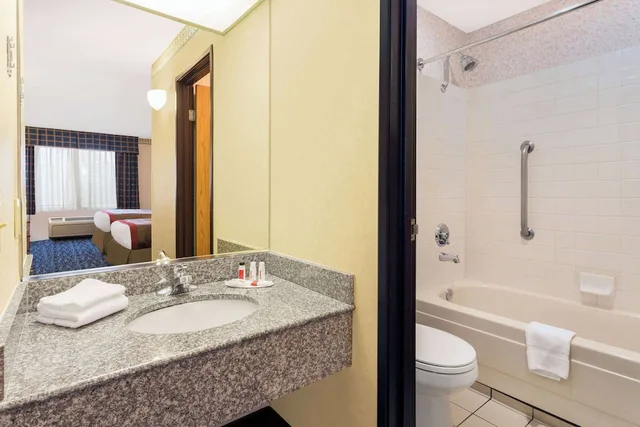 غرفة بسريرين مزدوجين، Ramada By Wyndham Kent Seattle Area 8/8