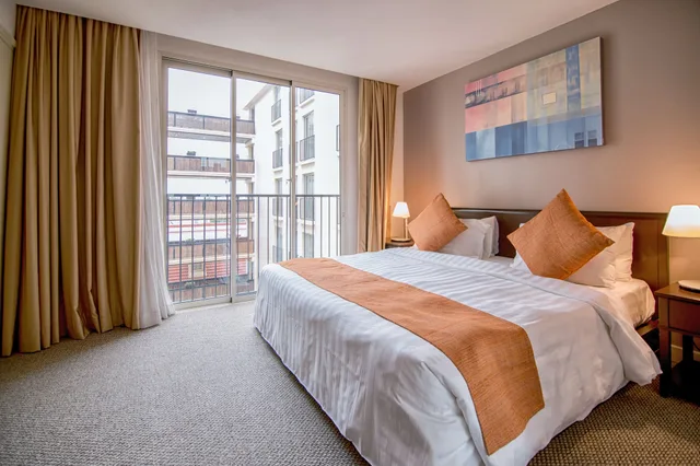 3 Bedrooms, Family Suite, 1 Single and 2 Double Beds, Kitchen، Central Mansions 2/10