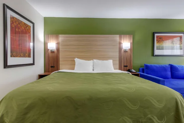 Standard, King Bed, Sofa, Hampton Inn Louisville I 65 At Brooks Rd 2/4