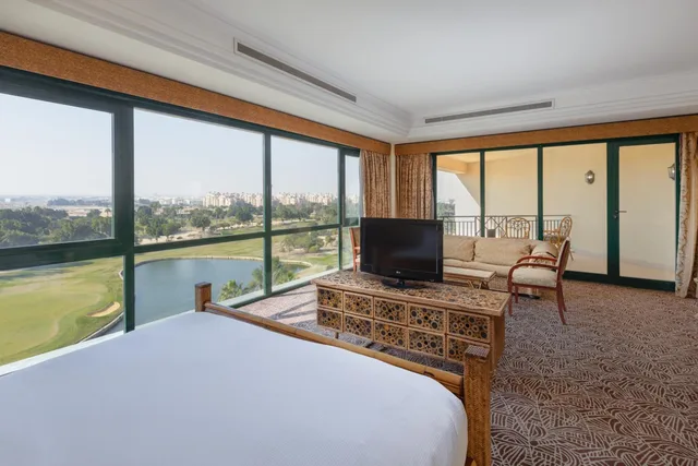 جناح تنفيذي بسرير مزدوج، Hilton Pyramids Golf Resort 3/7