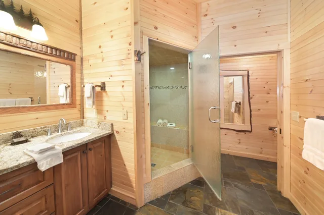 غرفة فاخرة بسرير مزدوج بغرفتي نوم، The Lodges at Cresthaven 2/2
