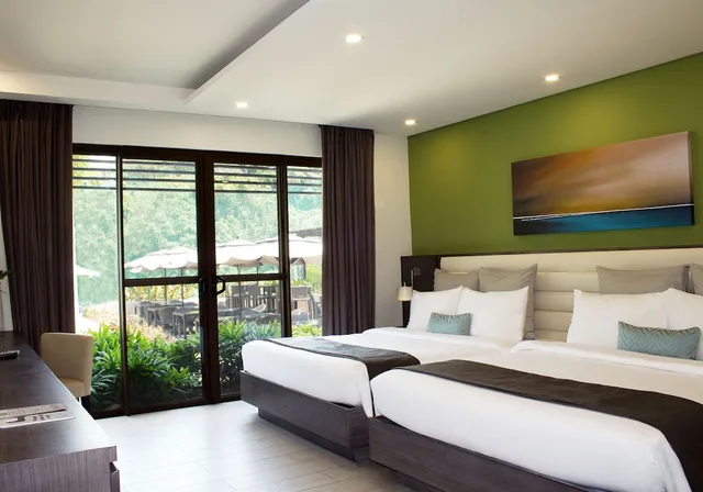 Connecting, Lagoon, 1 King and 2 Queen Beds, Pool View، Fairways And Bluewater Newcoast Boracay 2/4