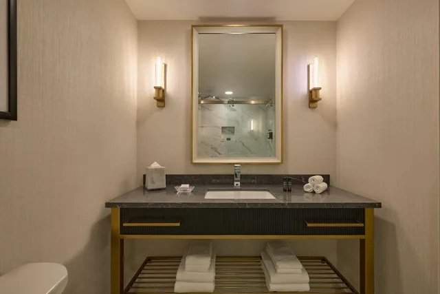 Guest Room, 2 Double Beds, Club Floor، Autograph Collection Henry 5/7