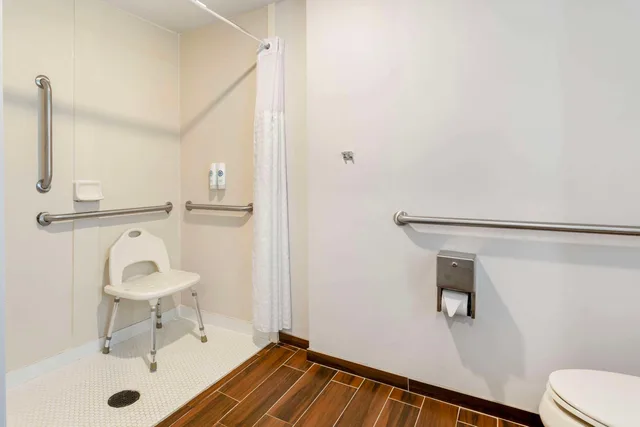 جناح بسرير كوين لذوي الإعاقة، Comfort Suites East Brunswick - South River 5/5
