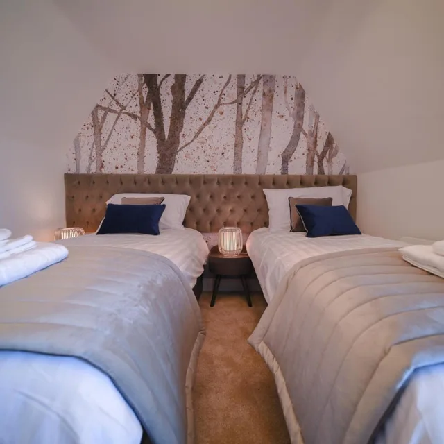 غرفة قياسية بسريرين منفصلين بإطلالة على البحر، The Strand Hotel 3/6