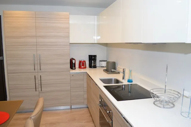 جناح حصري بسرير كينج بغرفة نوم واحدة بإطلالة جزئية على البحر مع أريكة، CH Luxury Condos & Studios On The Beach 3/3