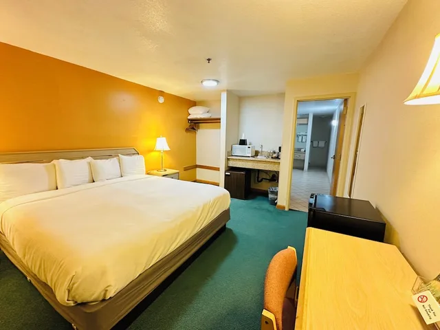 غرفة ديلوكس بسرير كينج بجاكوزي، Timberland Inn & Suites 1/10