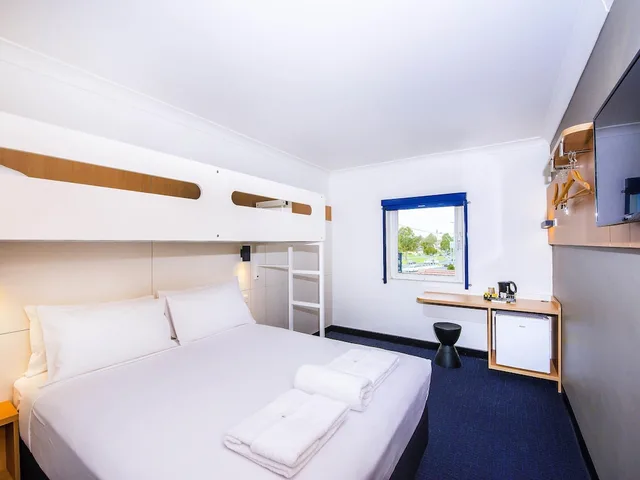 Standard, 1 Queen and 1 Bunk Bed, ibis budget Casula Liverpool 1/10