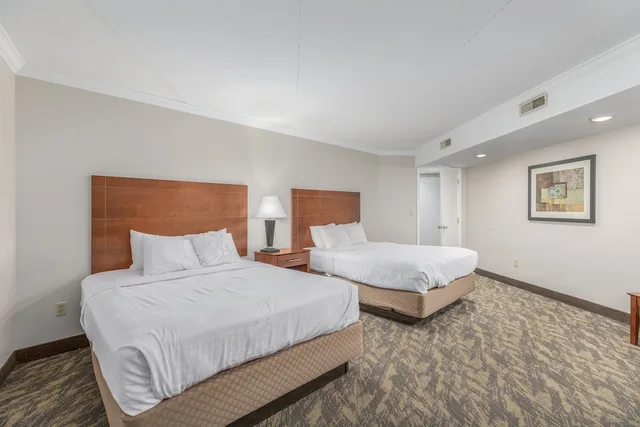 شقة بسرير كينج وسريرين كوين بغرفتي نوم، Crossroads Inn & Suites 1/2