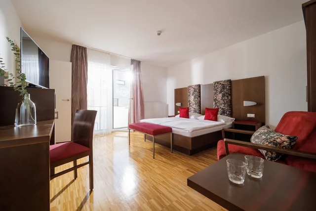غرفة كومفورت بسرير كوين بشرفة، Toscanina - Hotel Garni 3/6