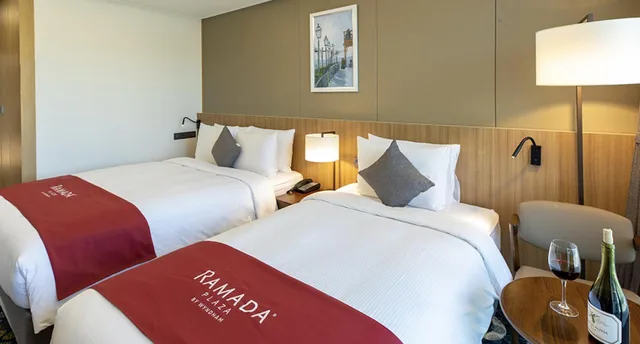 غرفة سوبيريور بسرير مزدوج وسرير فردي بإطلالة على الجبل، Ramada Plaza by Wyndham Dolsan Yeosu 2/4