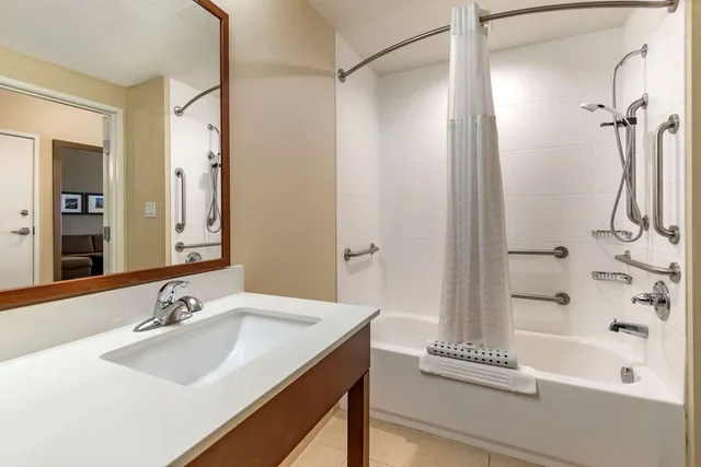 جناح بسرير كينج لذوي الإعاقة، Comfort Suites Kyle 2/2