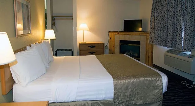 Suite, King Bed, Jetted Tub, Boarders Inn and Suites Wautoma 1/1