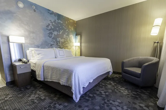غرفة بسرير كينج، Courtyard by Marriott Cleveland Willoughby 7/10