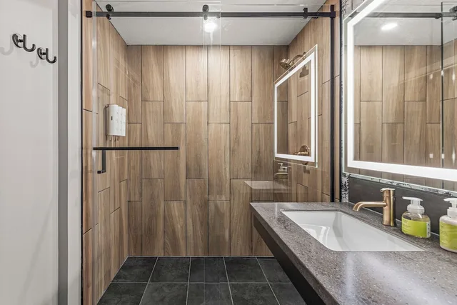 غرفة بسرير كوين، Everwild Canmore - Nordic Spa & Hotel 4/4
