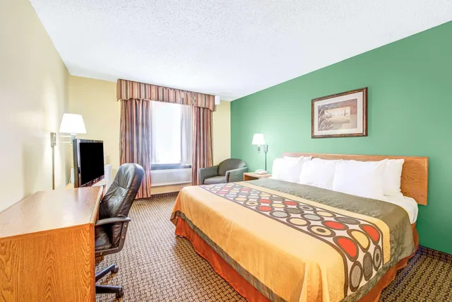 غرفة بسرير كينج، Super 8 By Wyndham Mckinney/Plano Area 1/1