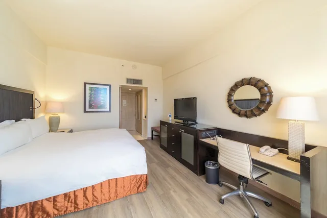 غرفة كلاسيكية بسرير كينج مع دخول صالة النادي، InterContinental San Salvador-Metrocentro Mall 2/8