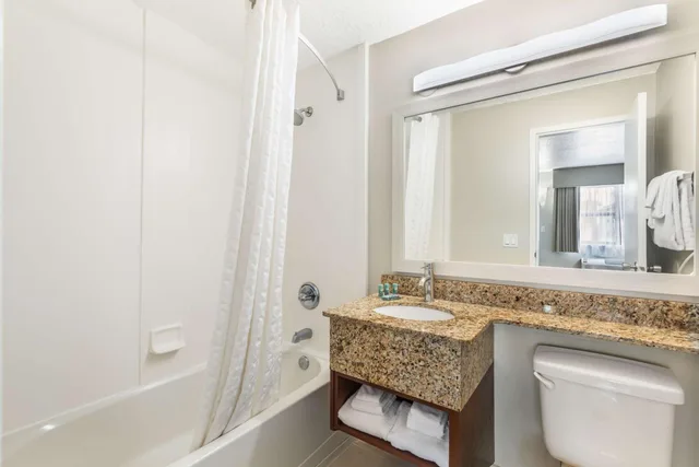 Courtyard, King Bed، Best Western Cocoa Beach Hotel and Suites 7/10