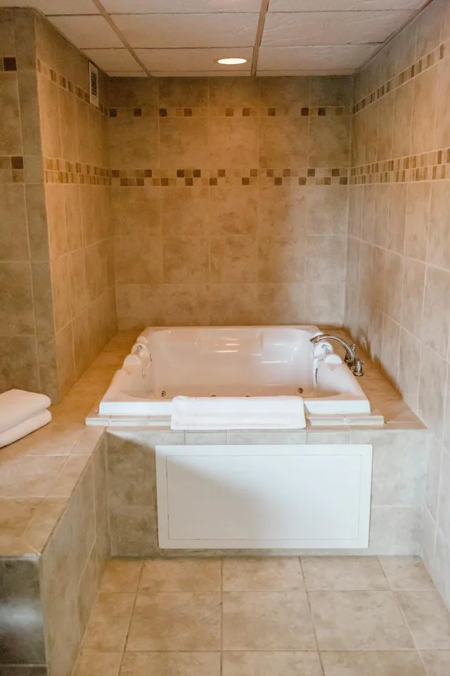 جناح بجاكوزي، Expressway Inn 5/6