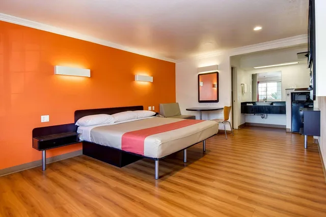 غرفة بسرير كينج للمدخنين، Motel6 Garden Grove, CA 2/10