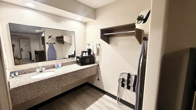 غرفة قياسية بسريرين كوين، Luxury Inn & Suites Liberty 6/6