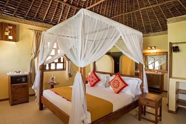 غرفة قياسية بسرير كينج بإطلالة على البحر، The Island Pongwe Lodge 1/1