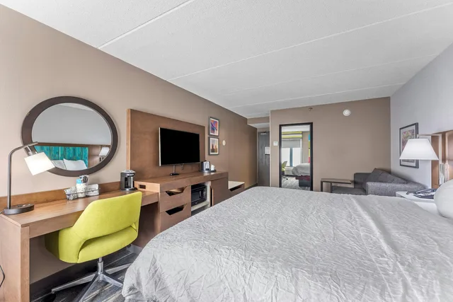 غرفة بسرير كينج مع أريكة، Hampton Inn Cleveland Westlake 1/2