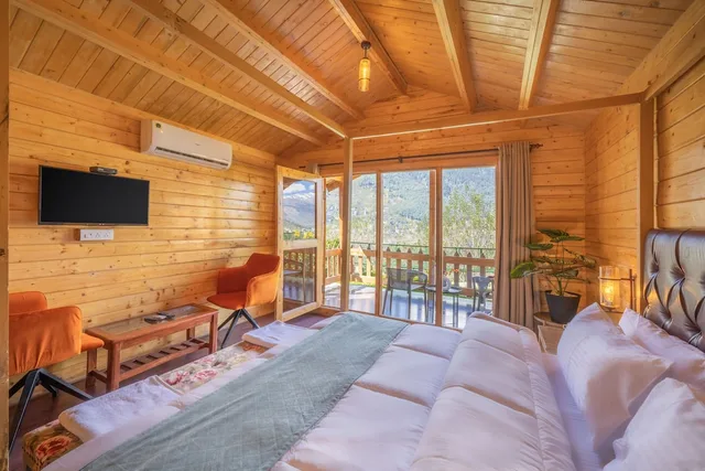غرفة تقليدية بسرير كينج بإطلالة على الجبل بشرفة، Echor Himalayan Heights Luxe Manali 3/4