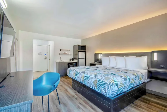 غرفة قياسية بسرير كينج بمطبخ صغير، Studio6 Georgetown, KY - Lexington North 3/8
