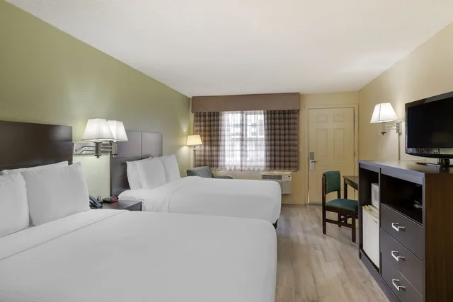 غرفة ديلوكس بسريرين كوين، University Inn Suites 2/8