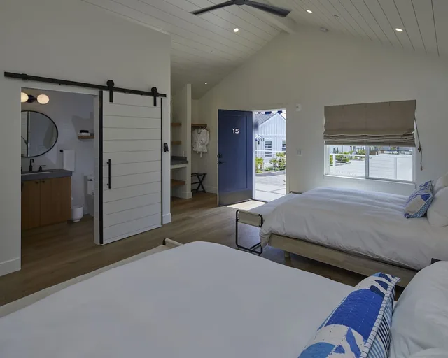 Backyard, Bungalow, 2 Queen Beds، The Dolphin Inn 1/4