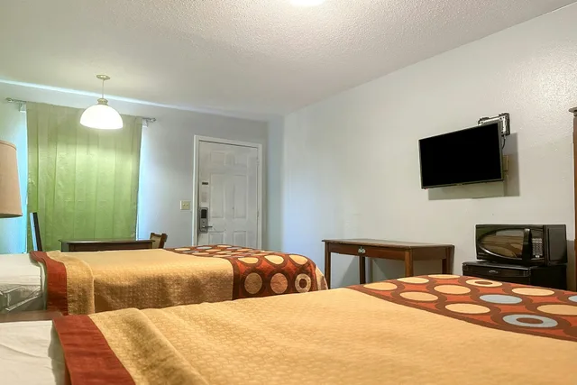 2 Queen Beds Non-Smoking, OYO Hickory House Inn 2/5