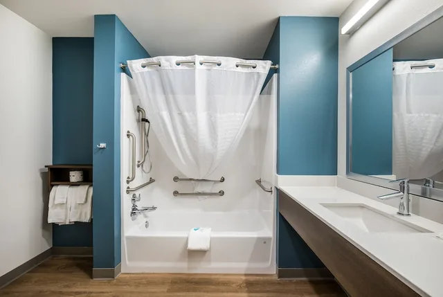 غرفة قياسية بسرير كينج مع أريكة، WoodSpring Suites Portland Vancouver 4/4