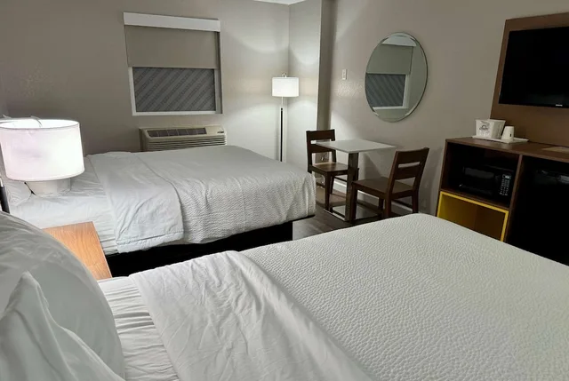 غرفة بسريرين كوين بحوض استحمام لذوي الإعاقة، Days Inn by Wyndham Sarasota I-75 5/7
