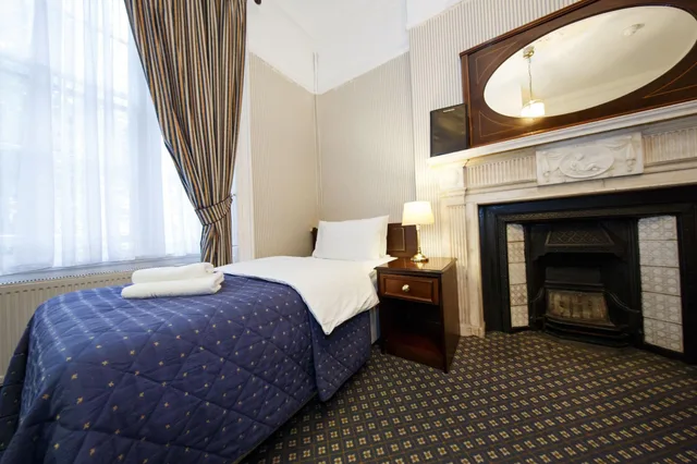 غرفة ثلاثية، Regency House 4/8