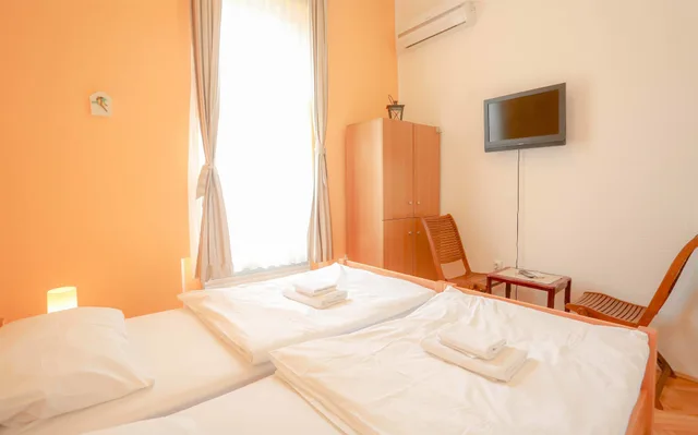 غرفة كومفورت بسرير كينج بإطلالة على المدينة بحمام خاص، Hostel Pigeon Square 1/3