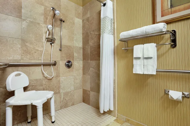 غرفة بسرير كينج مع أريكة، HAMPTON INN FINDLAY 3/4
